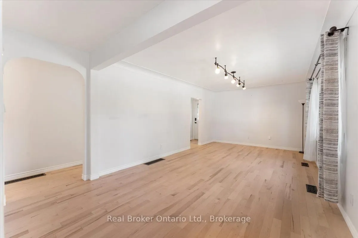 106 Simcoe Street E
