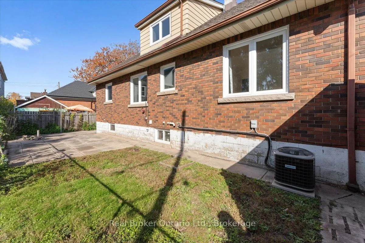 106 Simcoe Street E
