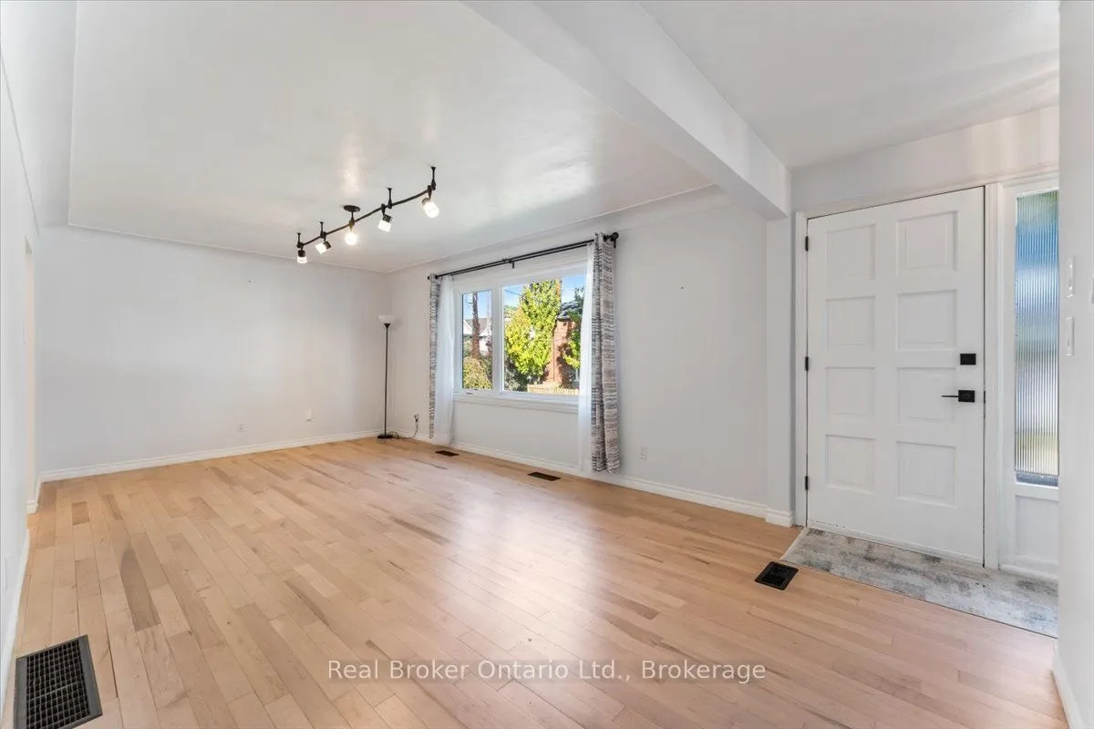 106 Simcoe Street E
