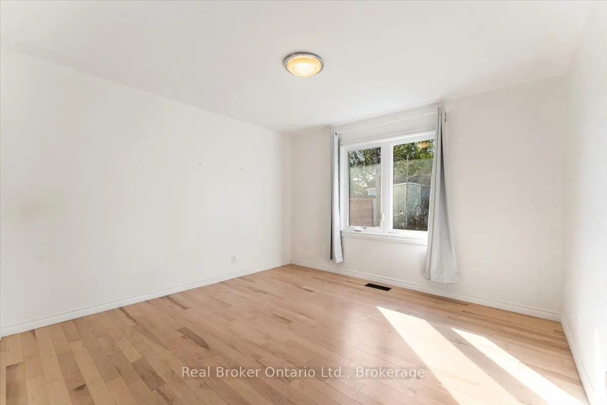 106 Simcoe Street E
