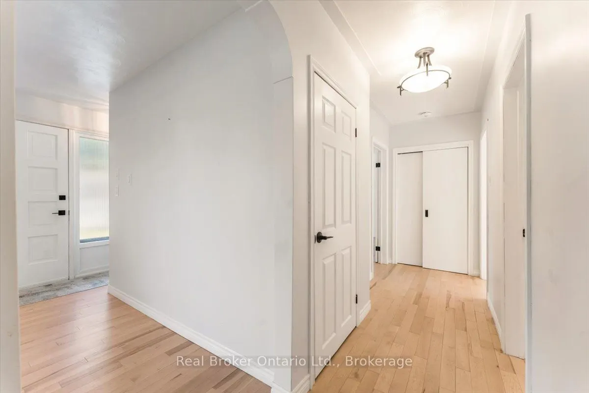 106 Simcoe Street E