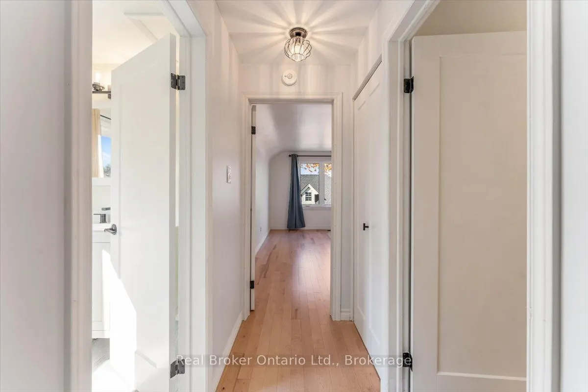 106 Simcoe Street E