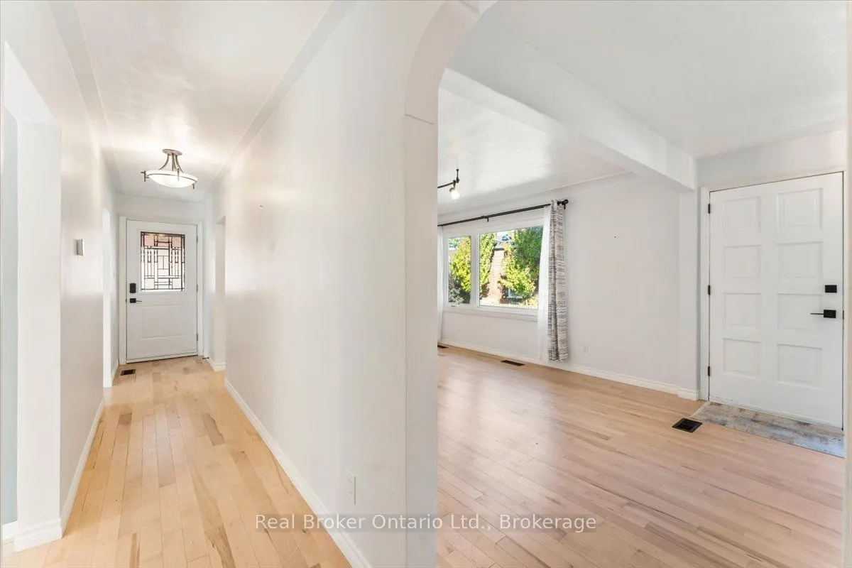106 Simcoe Street E