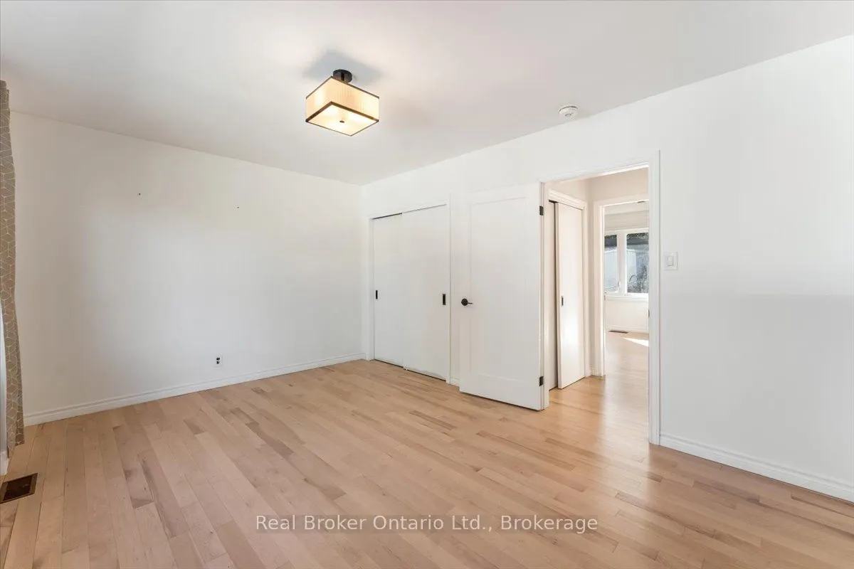 106 Simcoe Street E