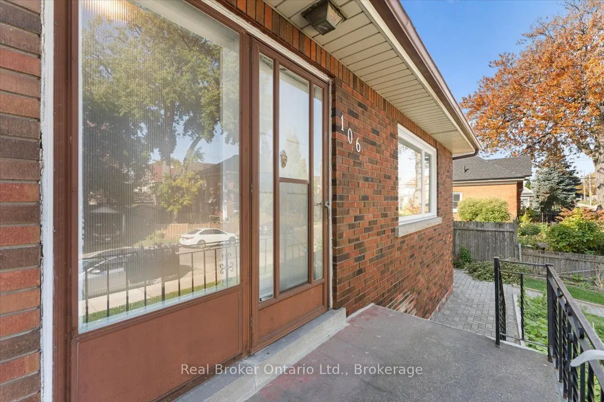 106 Simcoe Street E