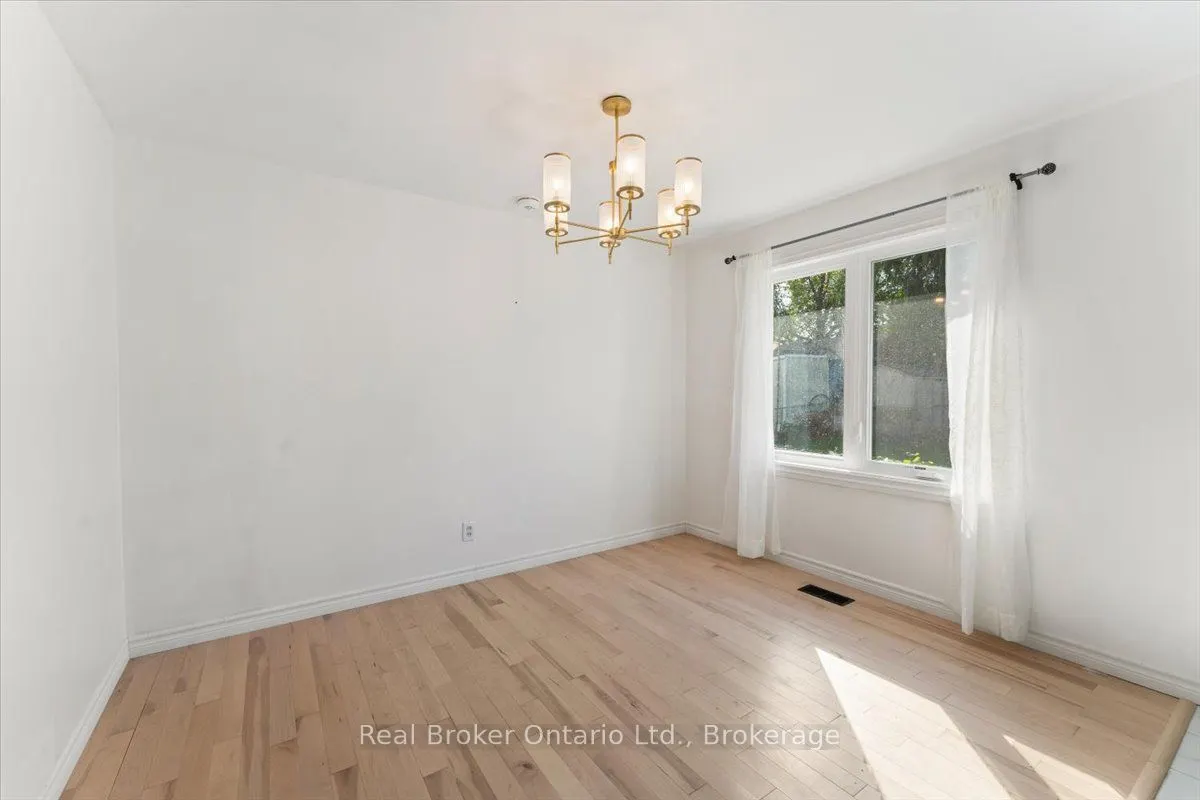 106 Simcoe Street E