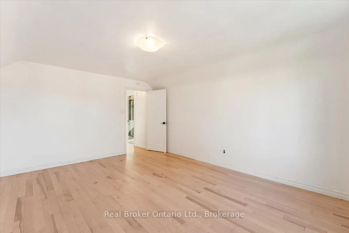 106 Simcoe Street E