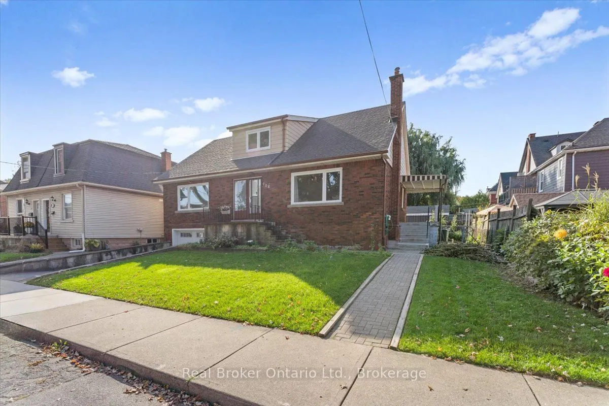 106 Simcoe Street E