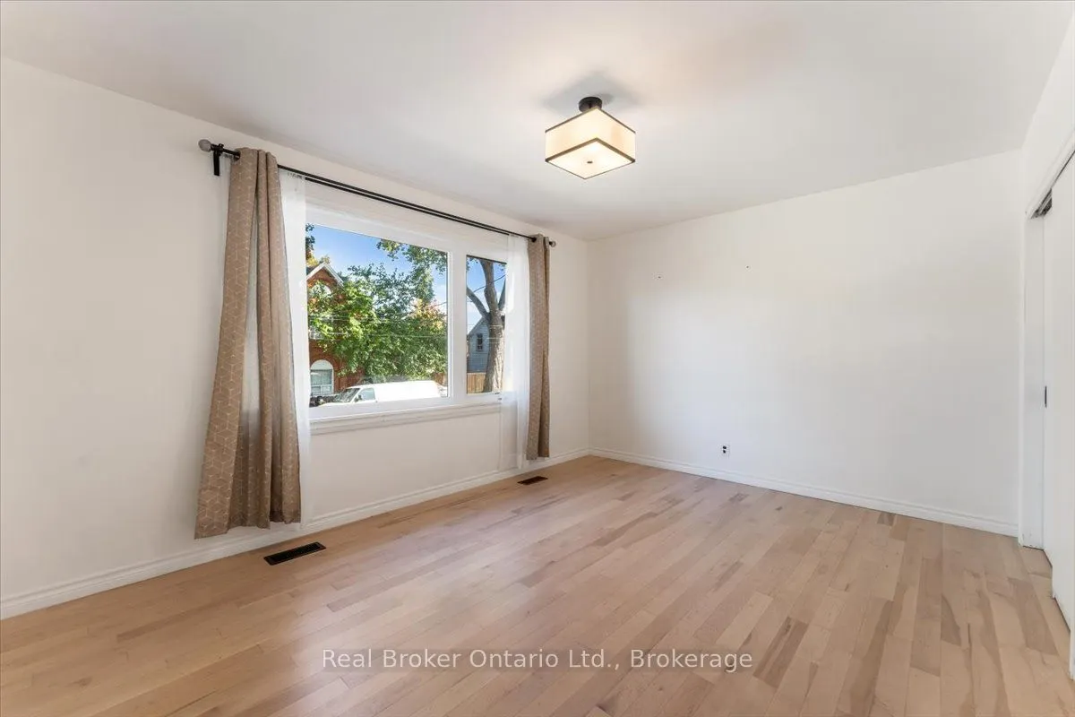 106 Simcoe Street E
