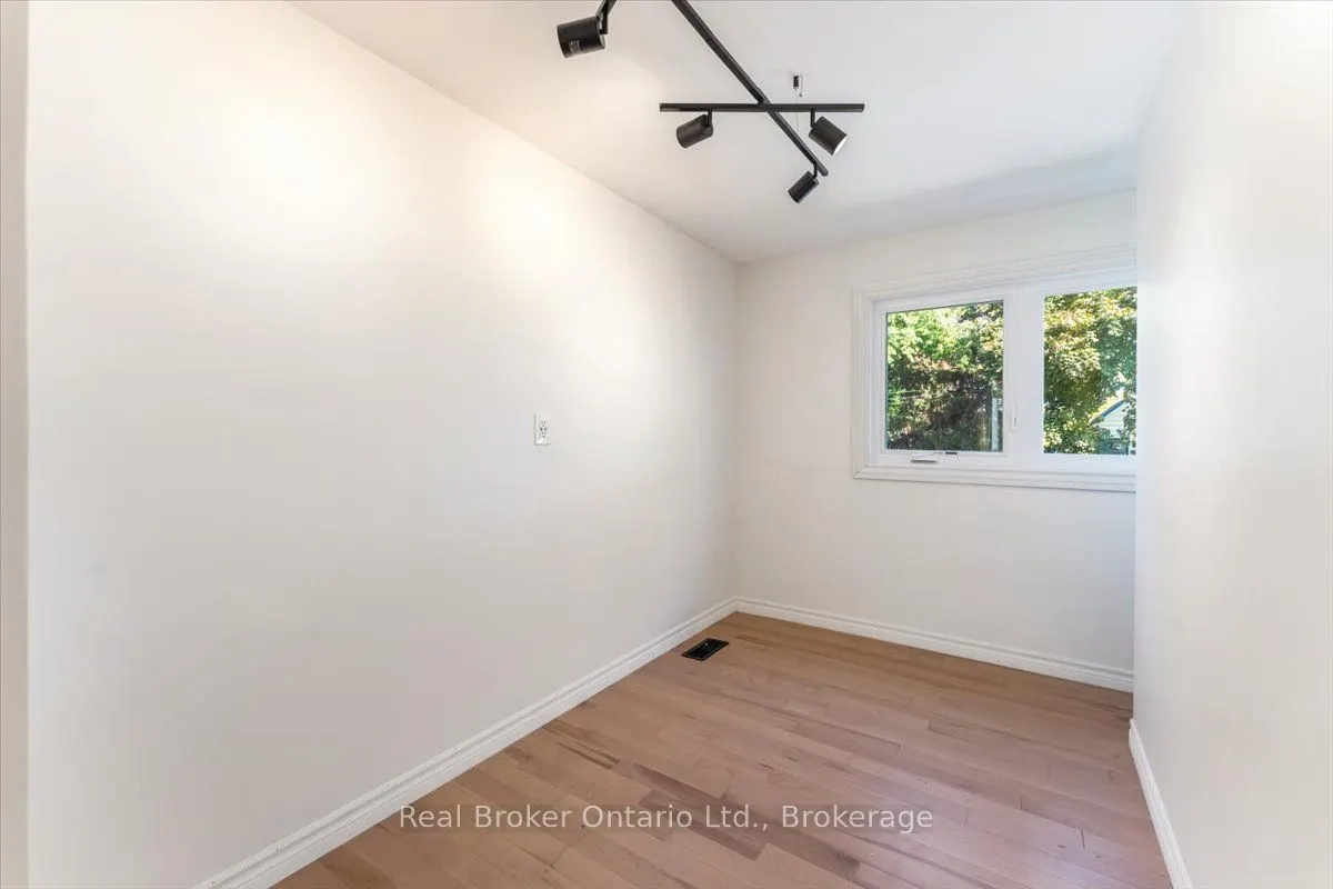 106 Simcoe Street E