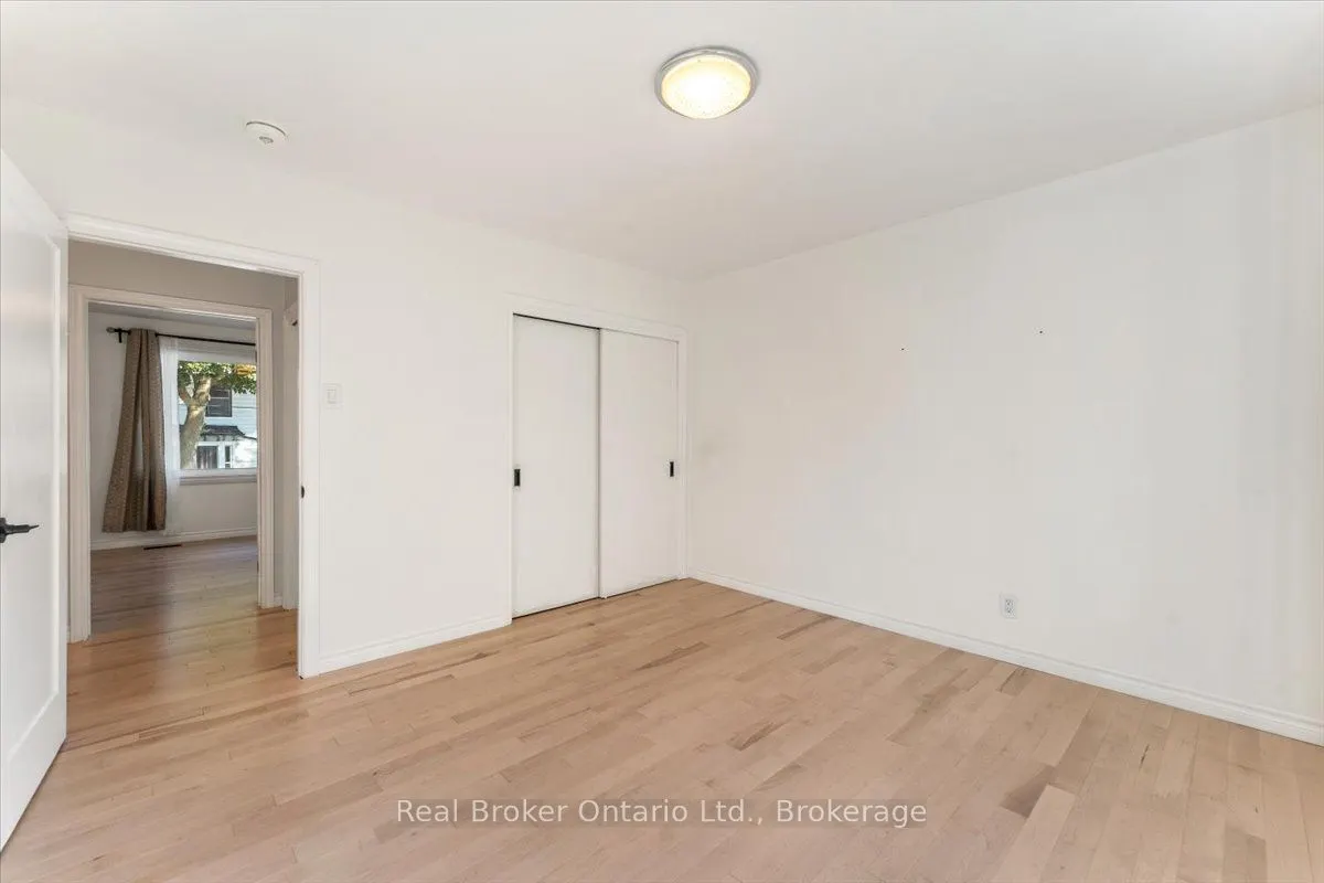 106 Simcoe Street E