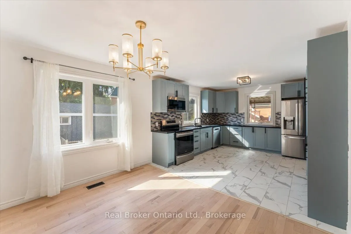 106 Simcoe Street E