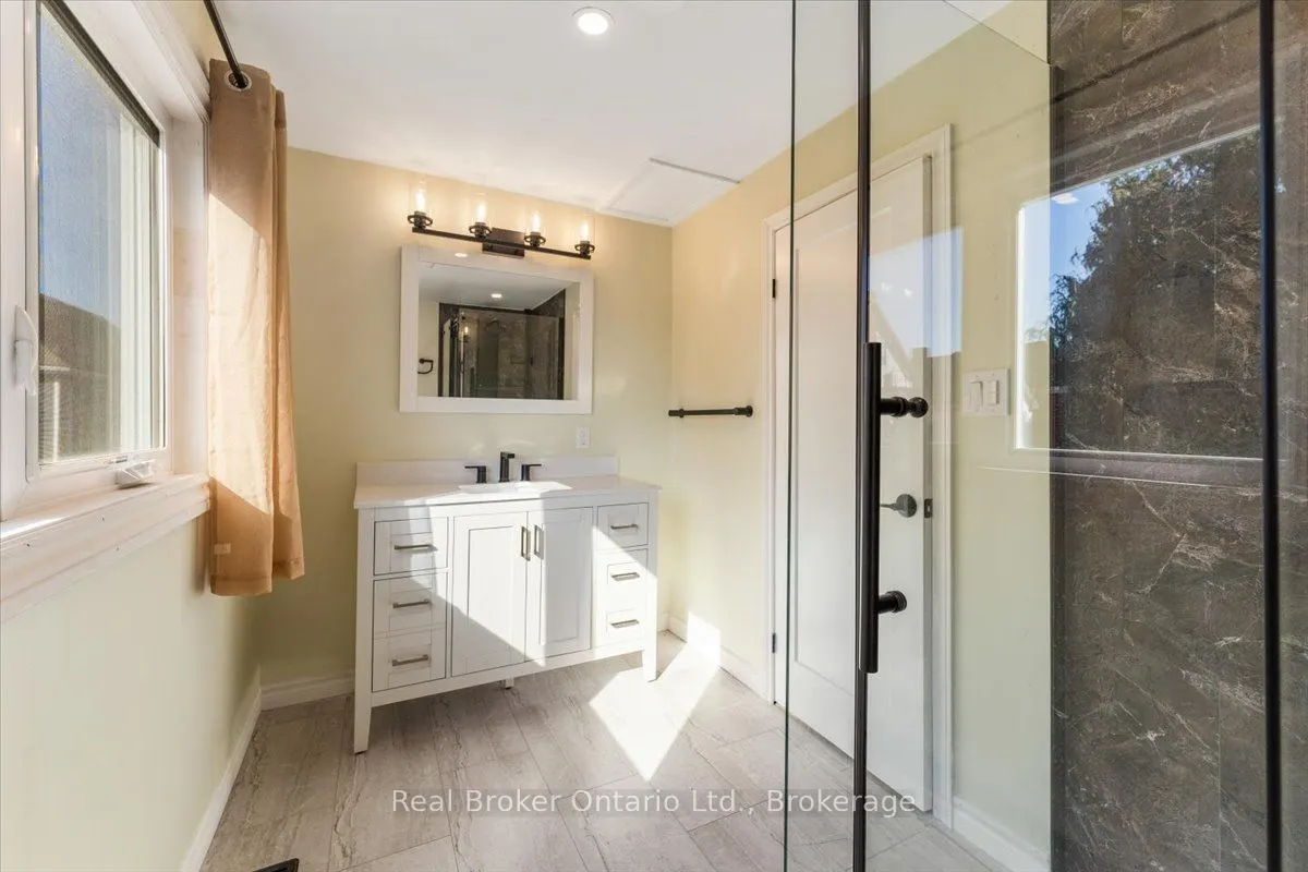 106 Simcoe Street E