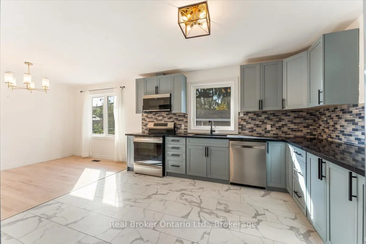 106 Simcoe Street E