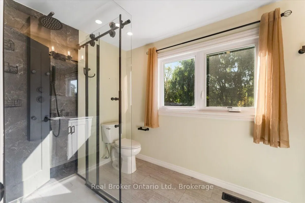 106 Simcoe Street E