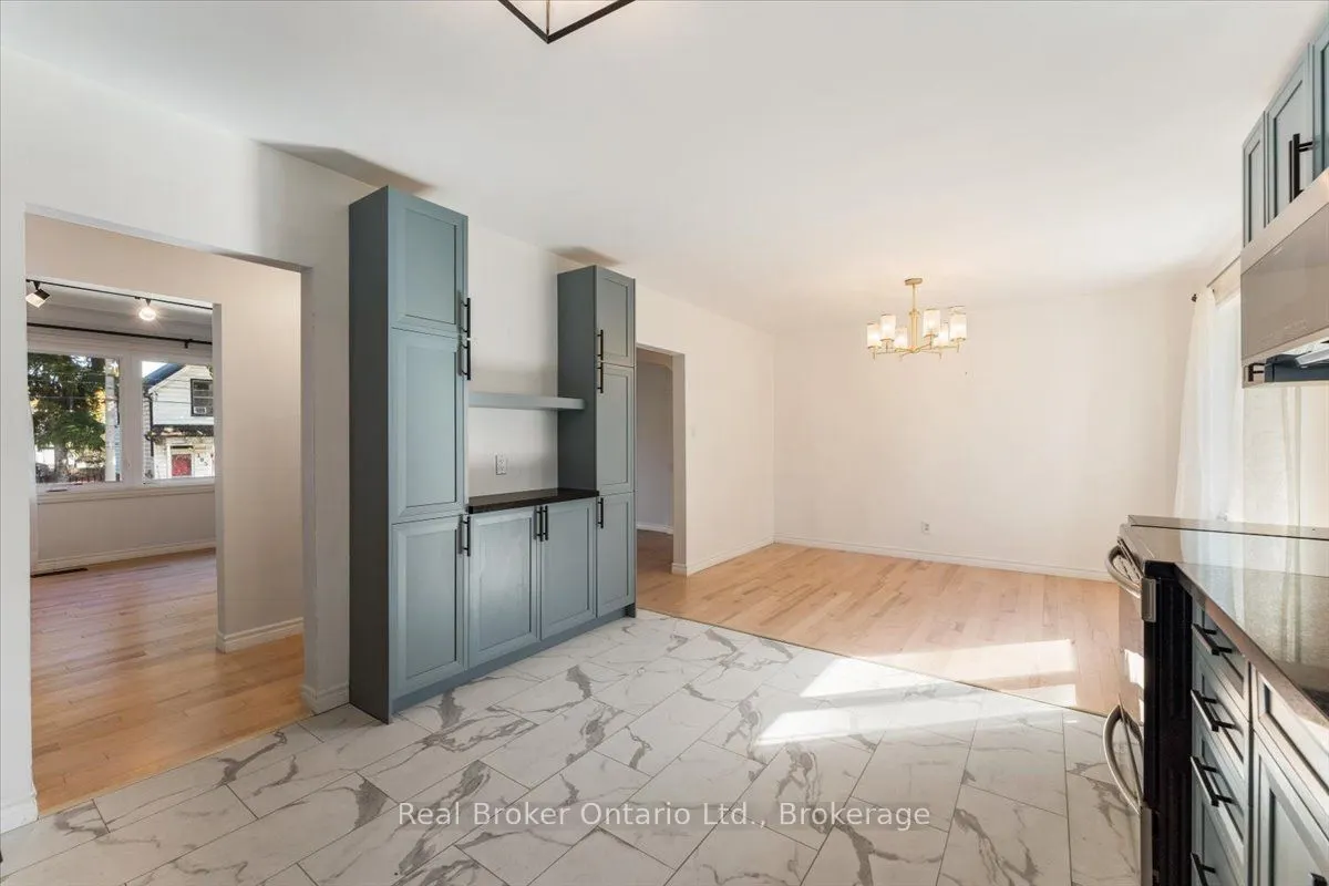 106 Simcoe Street E