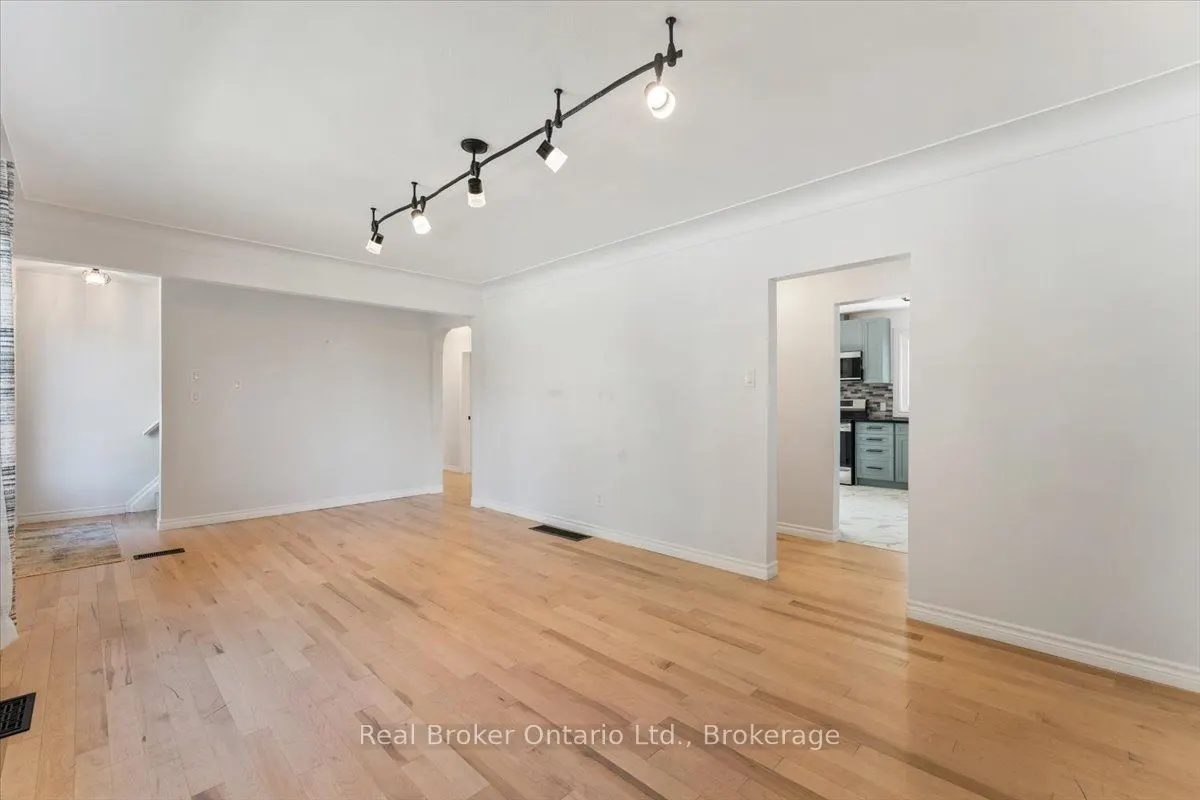 106 Simcoe Street E