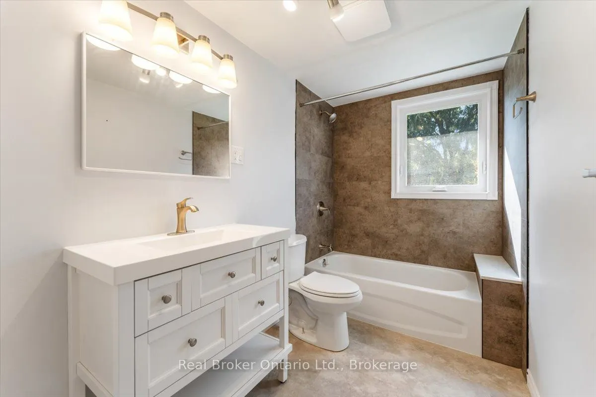 106 Simcoe Street E