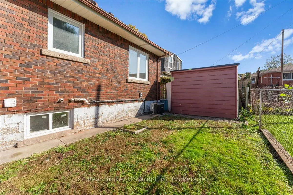 106 Simcoe Street E