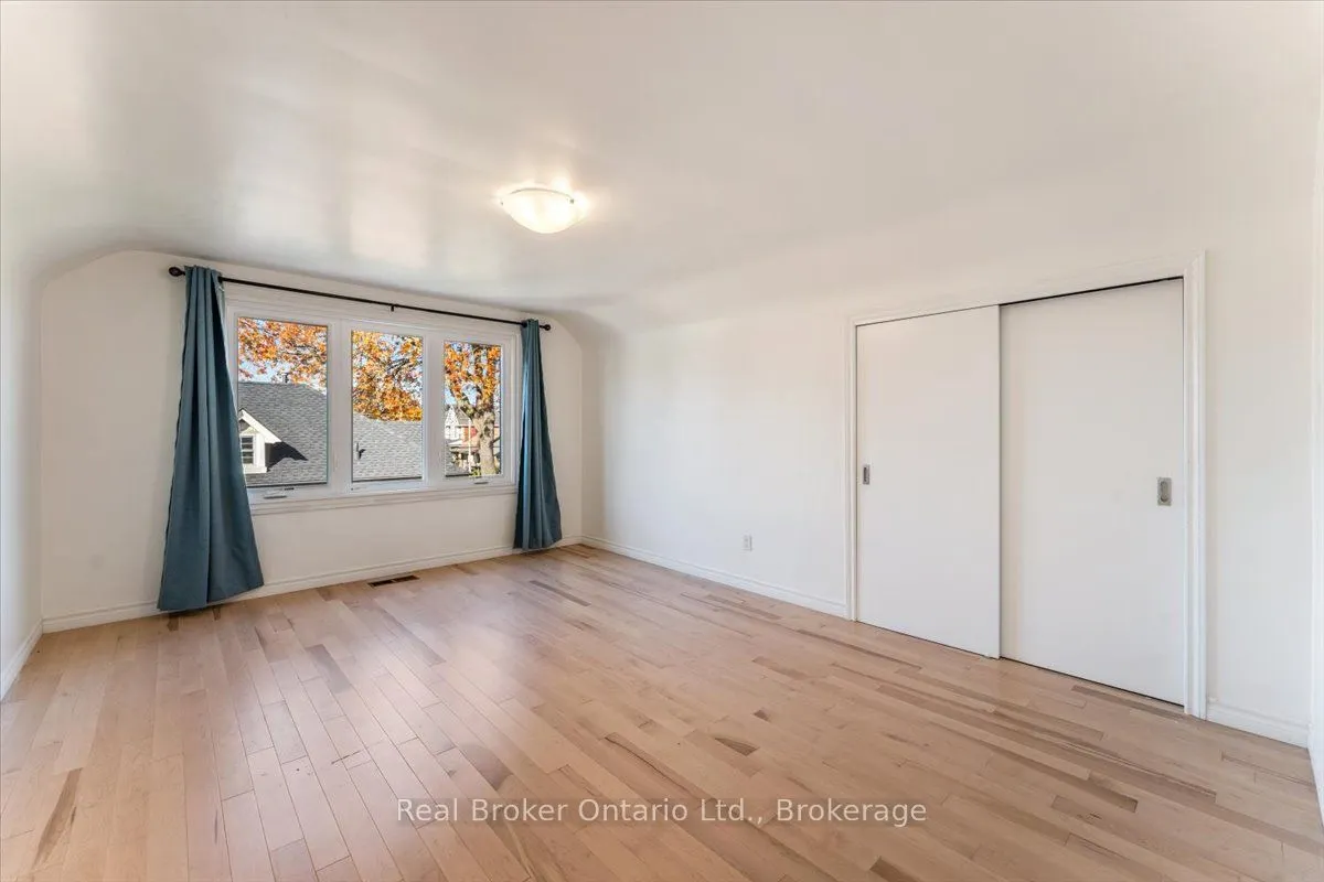 106 Simcoe Street E