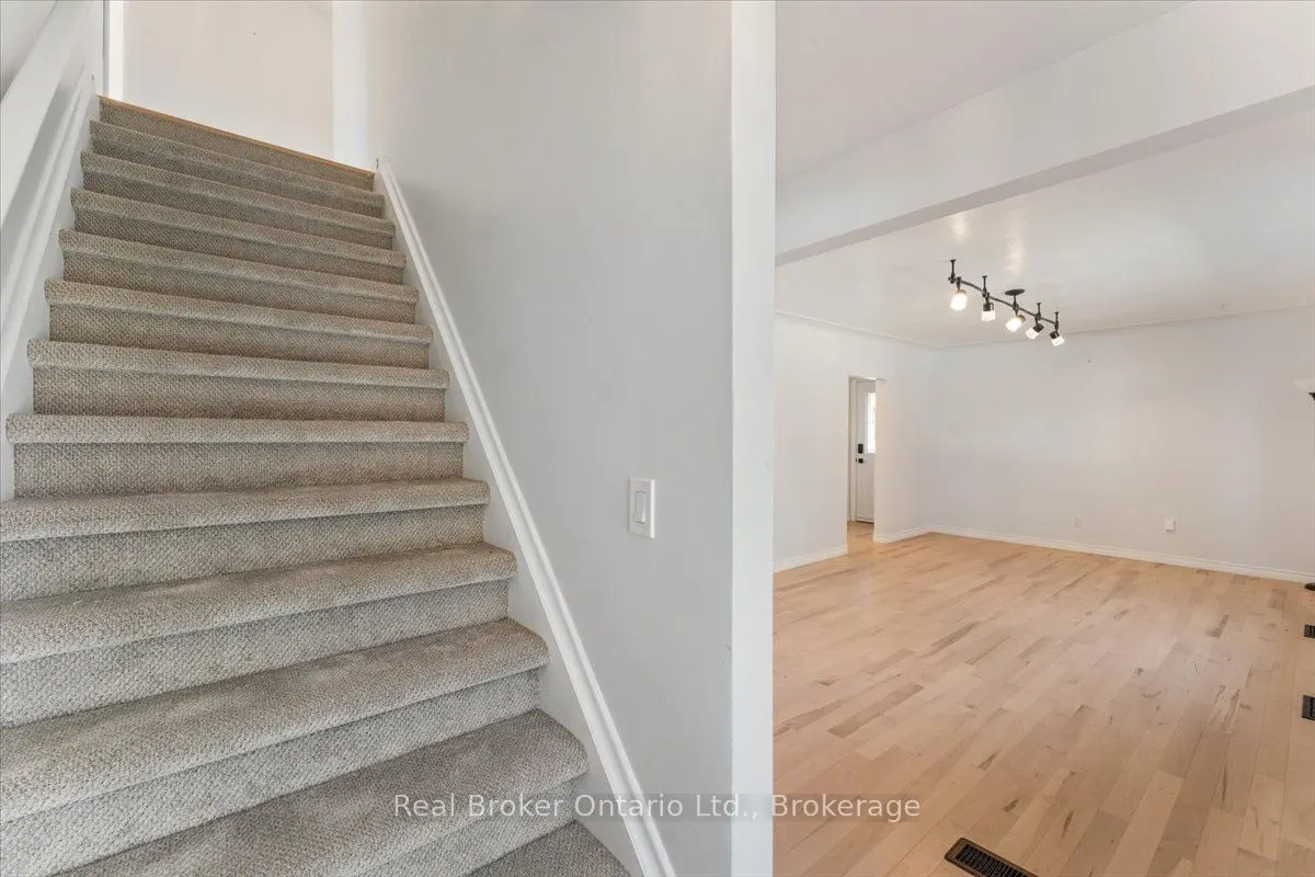 106 Simcoe Street E