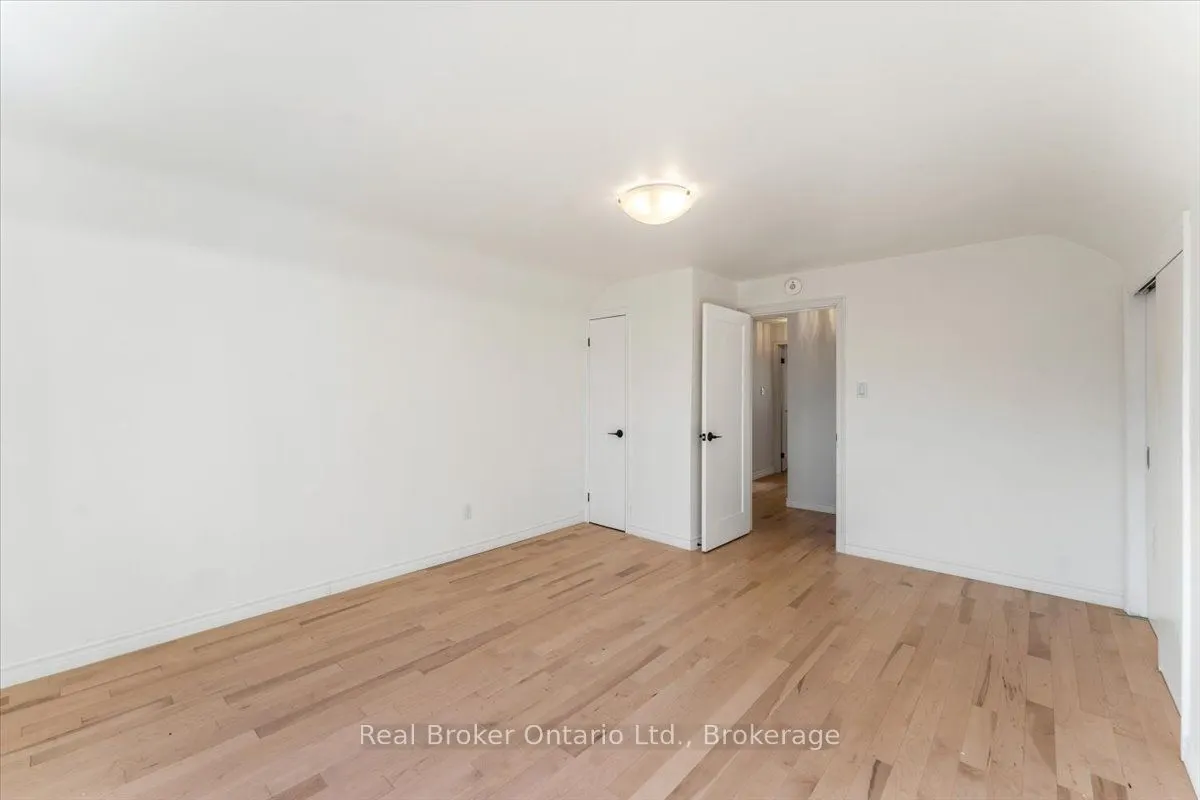 106 Simcoe Street E