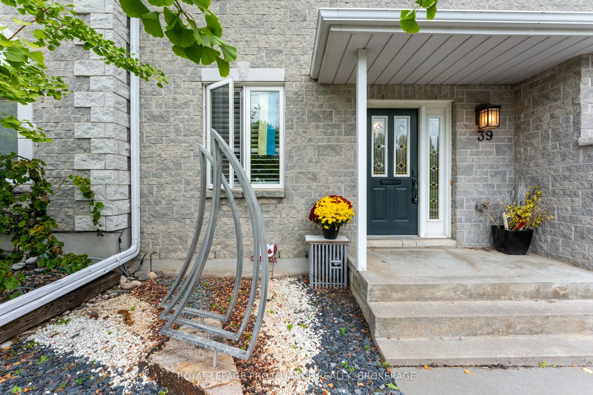 39 Mowat Avenue