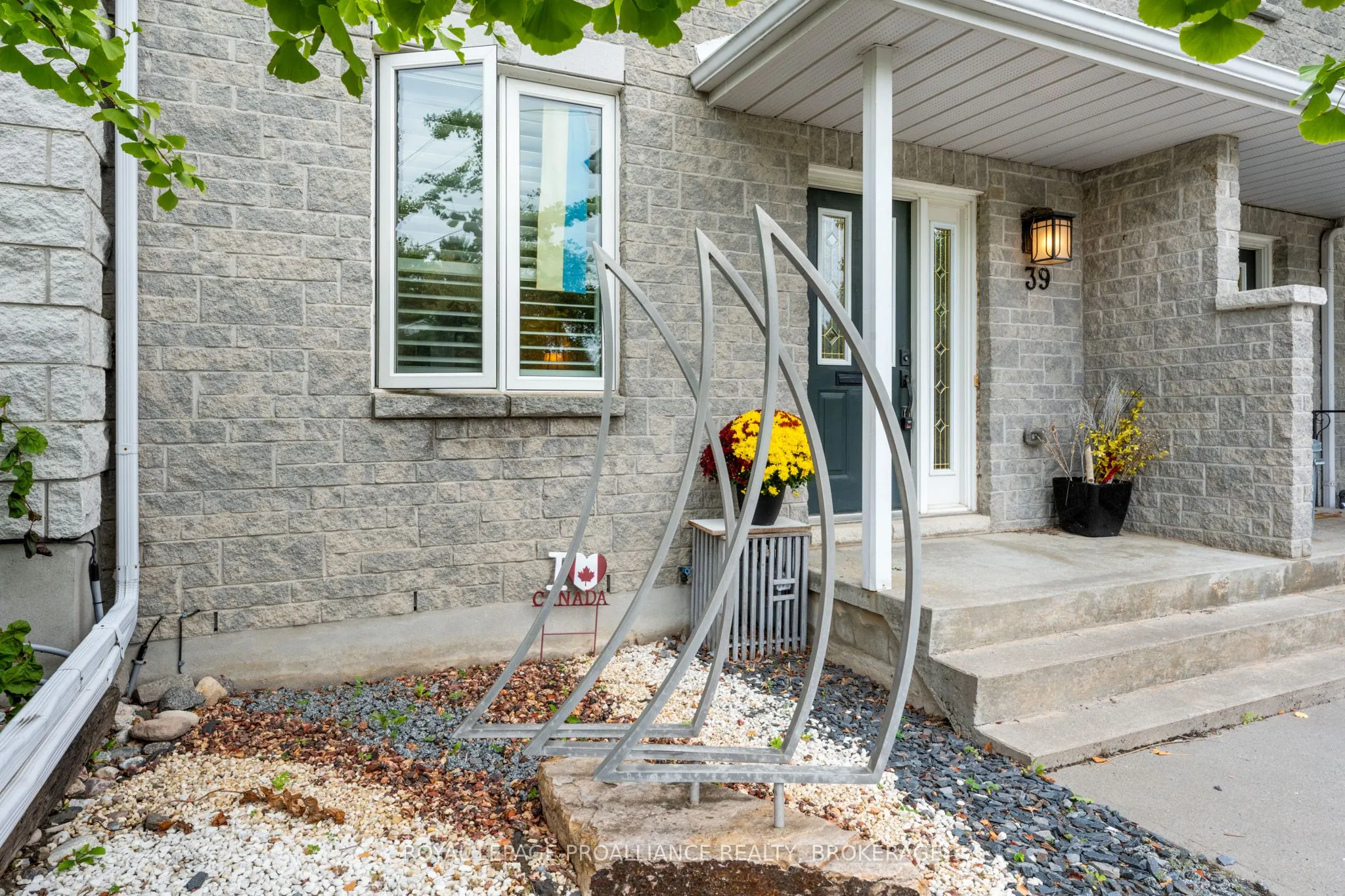 39 Mowat Avenue