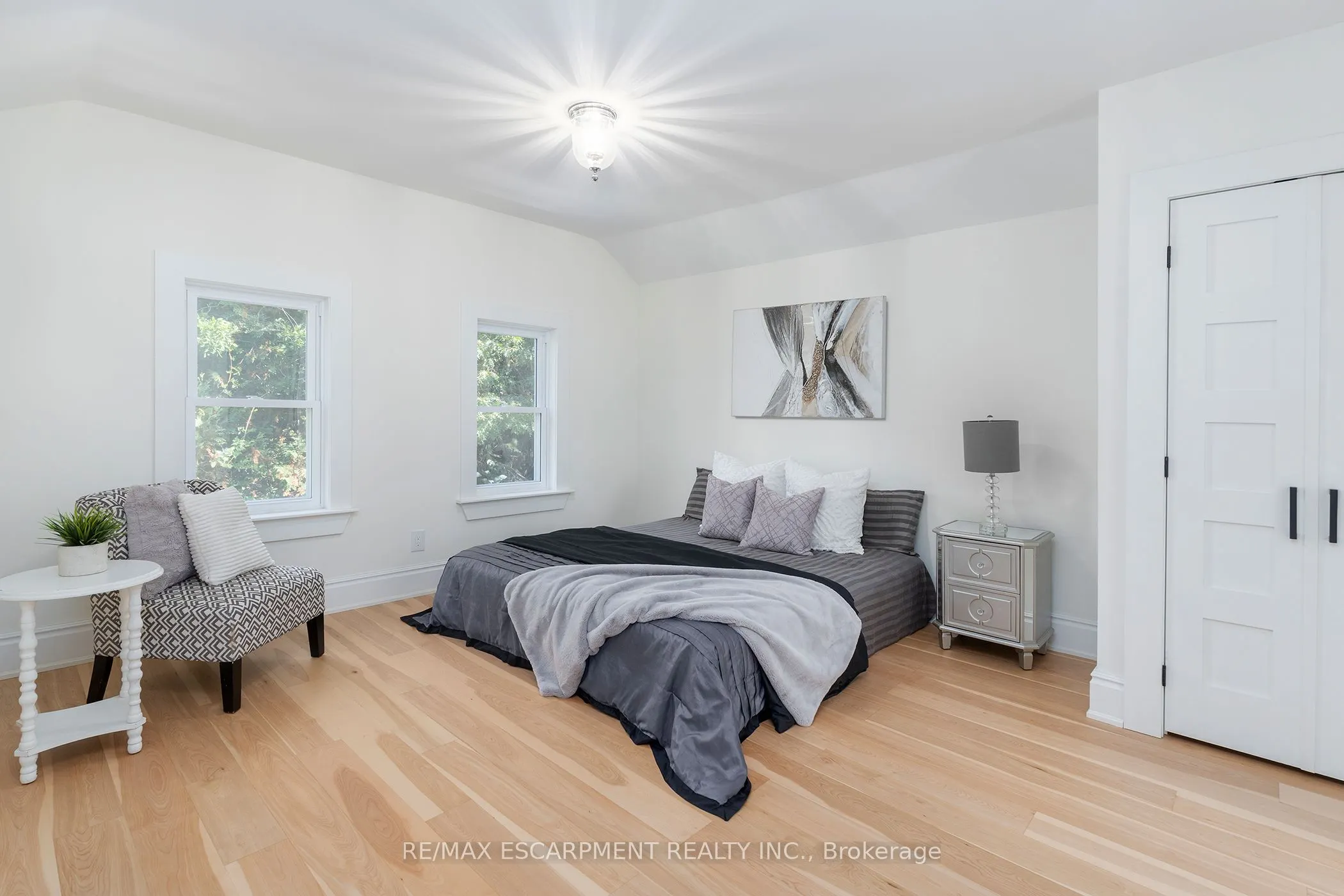 237 MAIN Street E