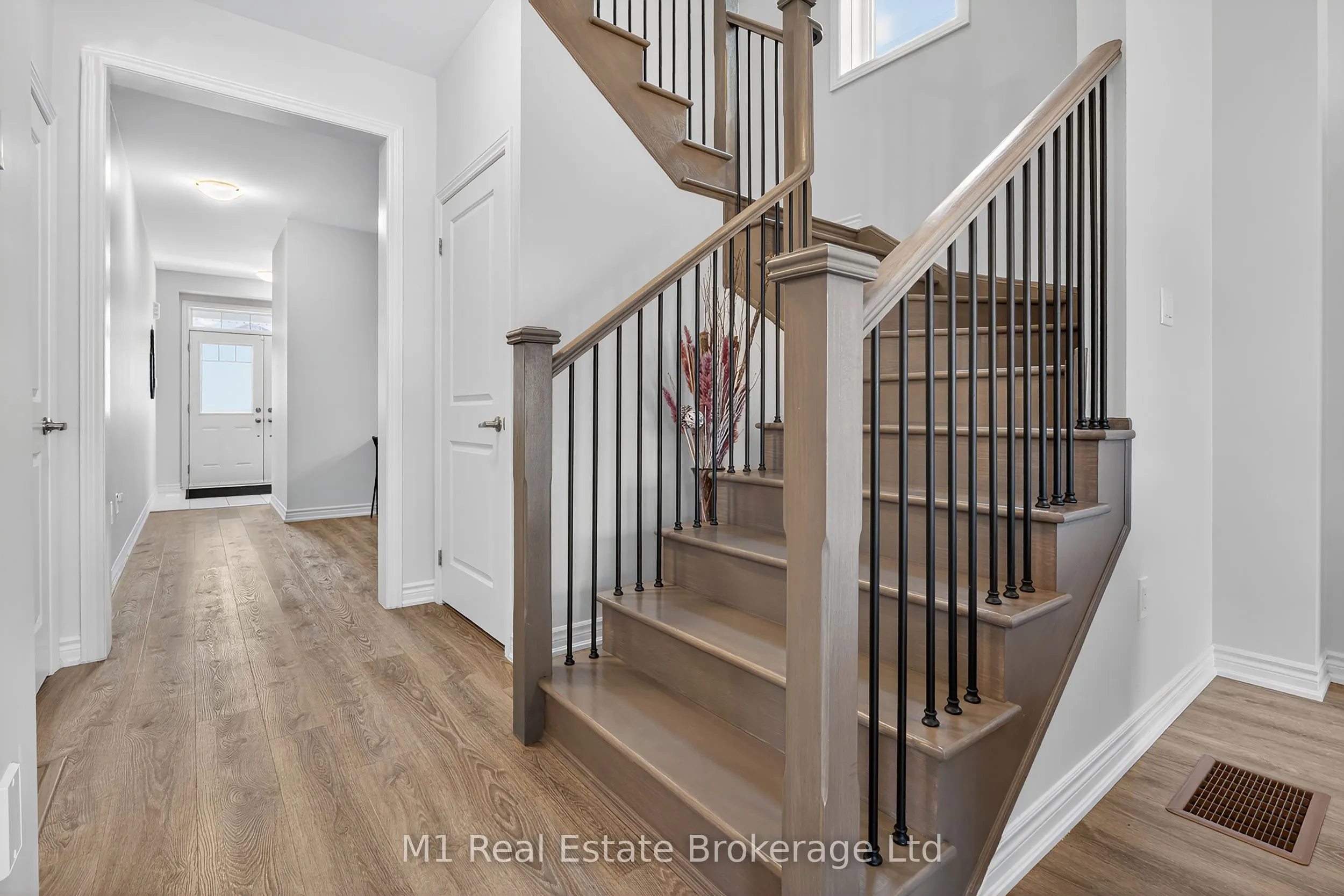 43 Harpin Way W