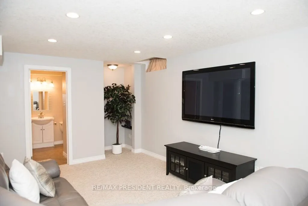 1657 Bayswater Crescent