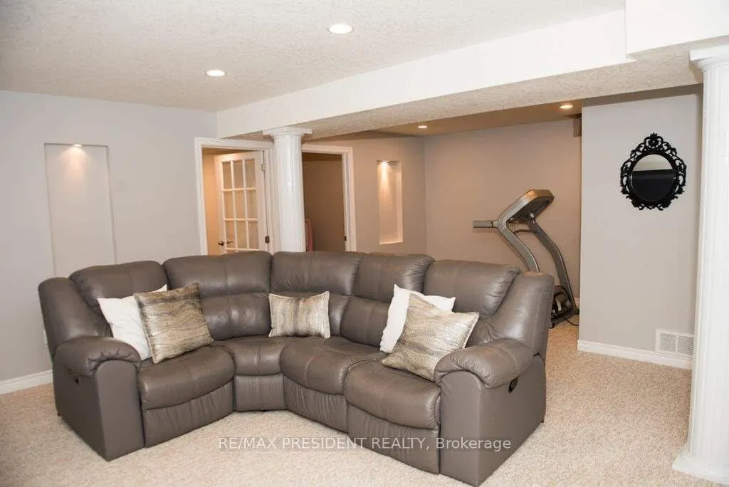 1657 Bayswater Crescent