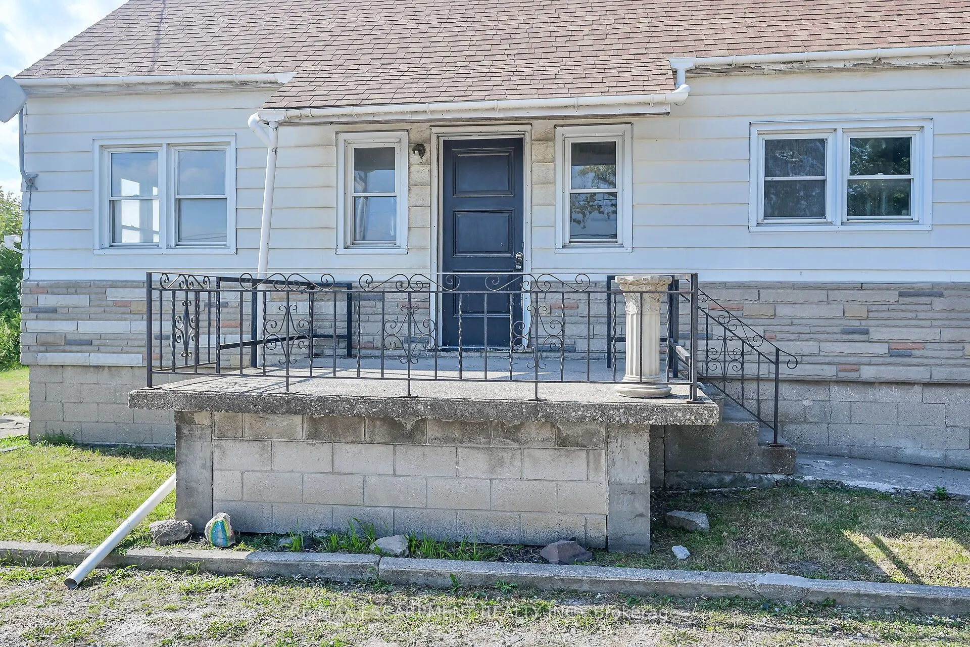 2918 Upper James Street