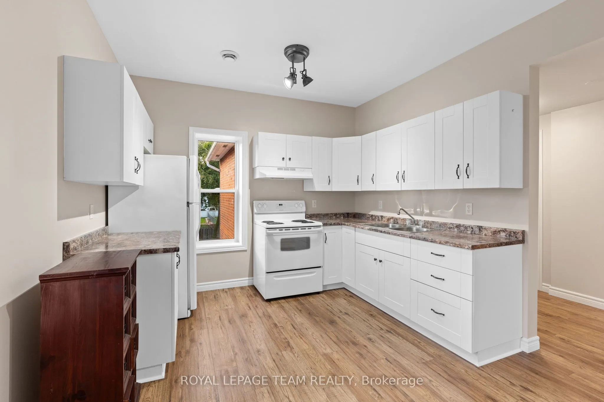 258 JOHN Street N, #2