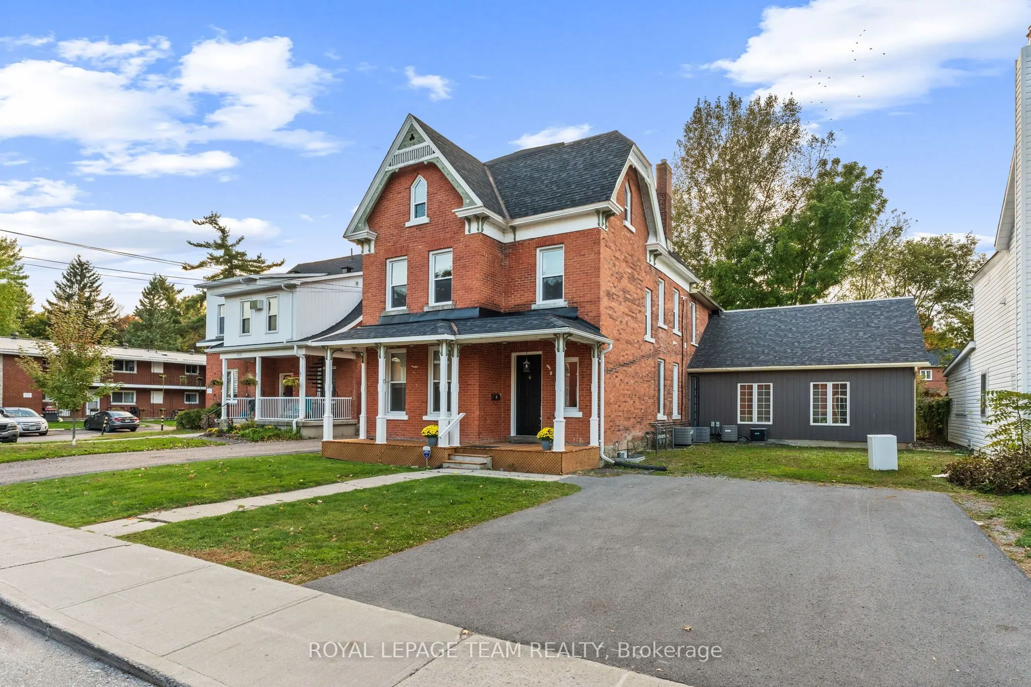 258 JOHN Street N, #2