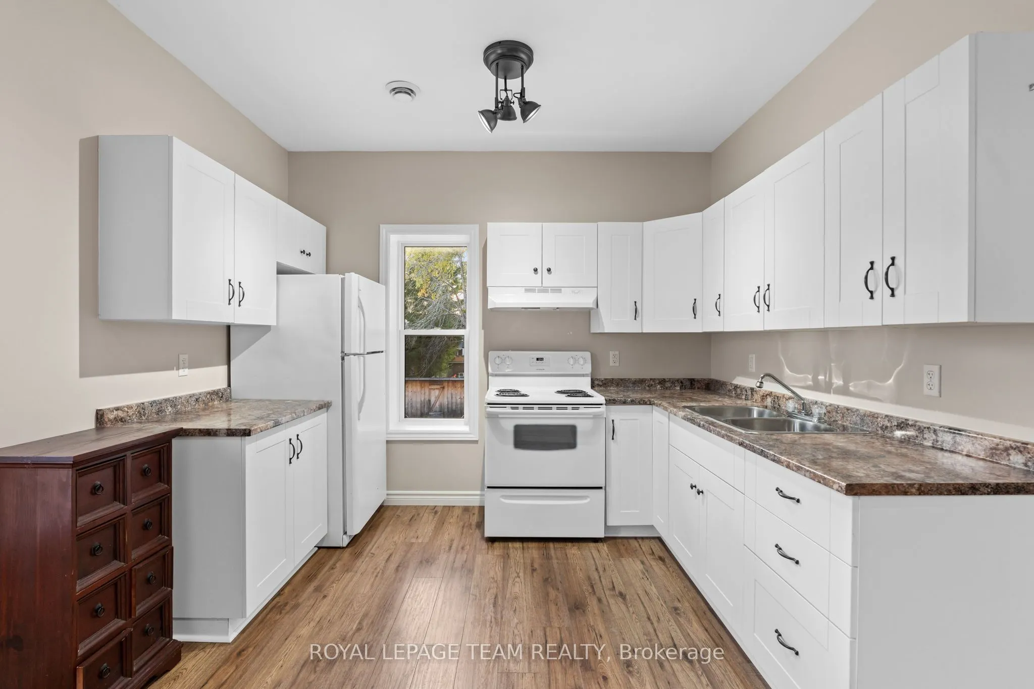 258 JOHN Street N, #2