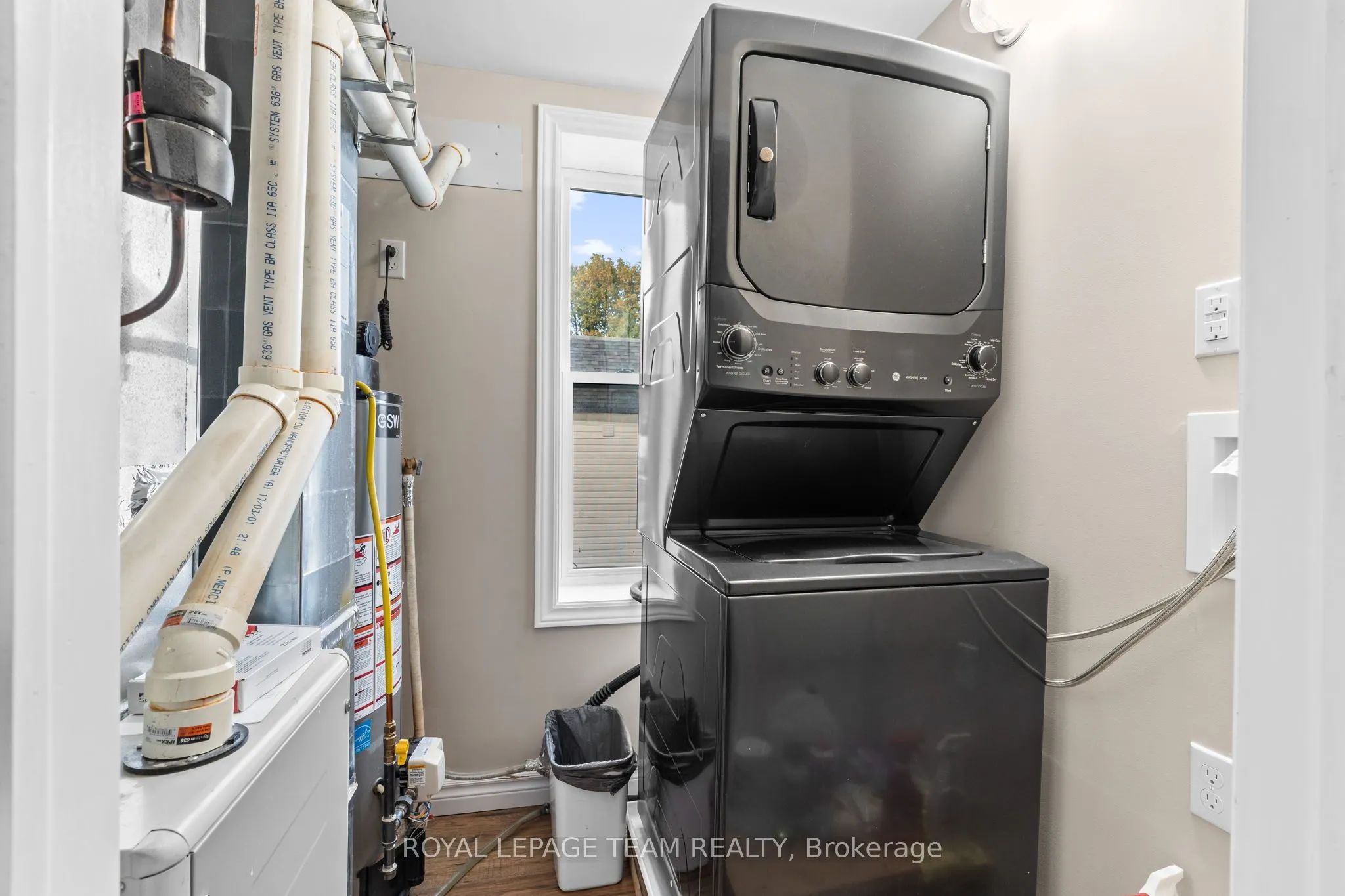 258 JOHN Street N, #2