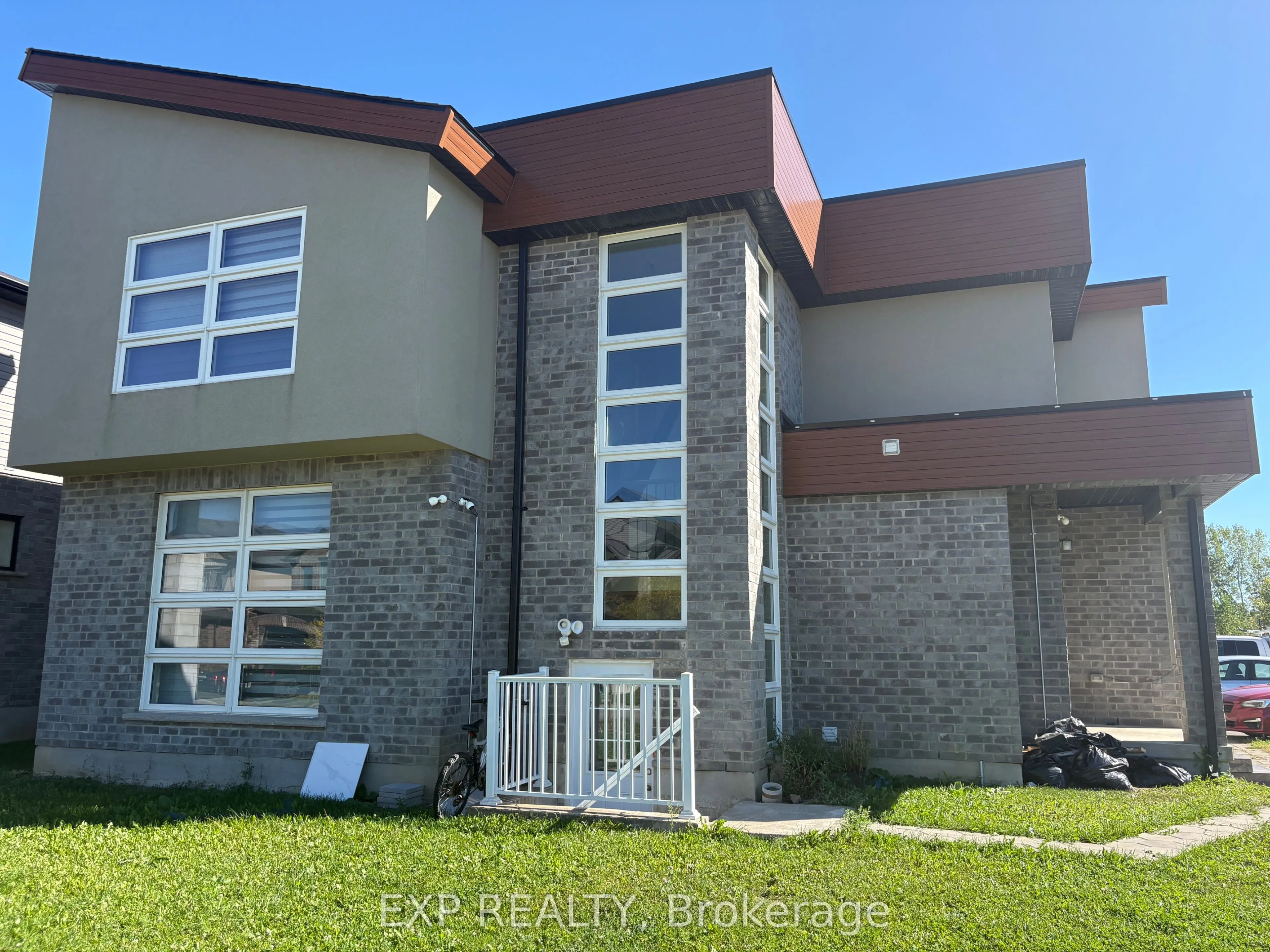 1445 Dyer Crescent N, #Lower