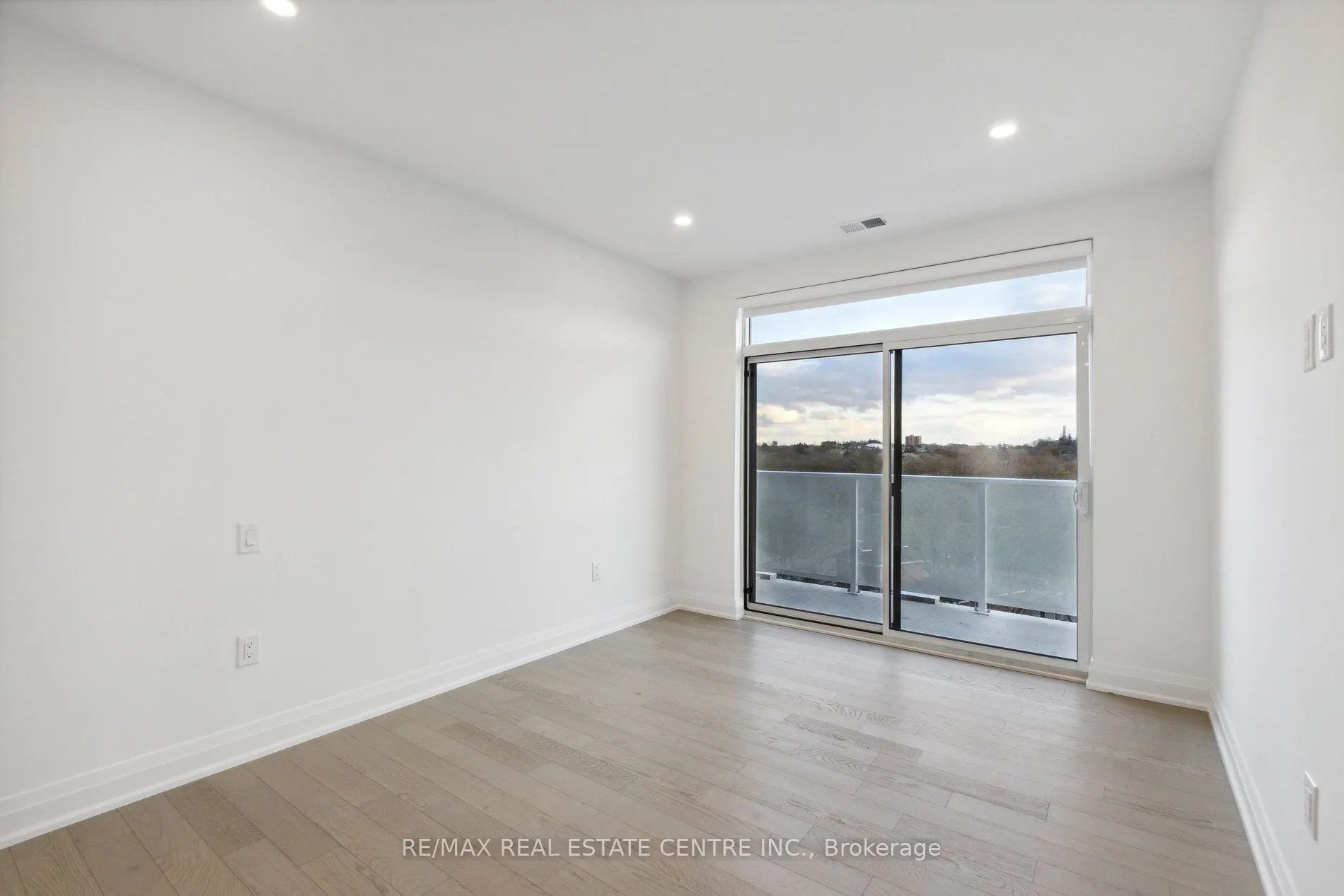 71 Wyndham Street S, #602