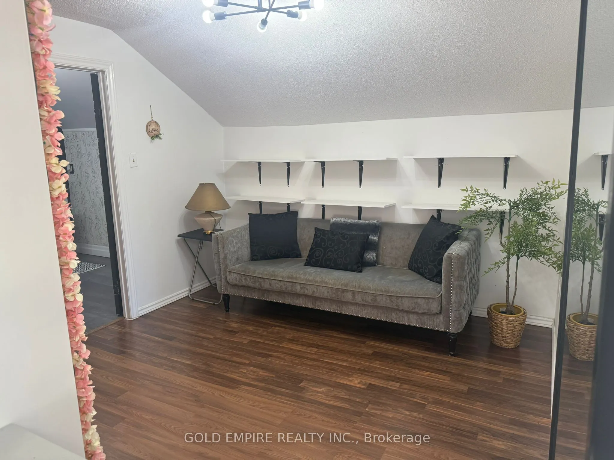 1041 Gainsborough Road