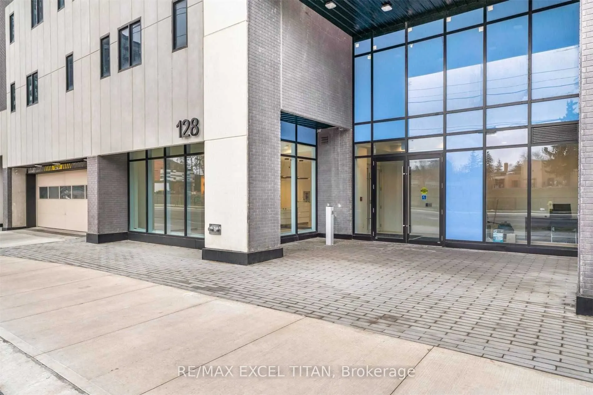 128 King Street N, #907