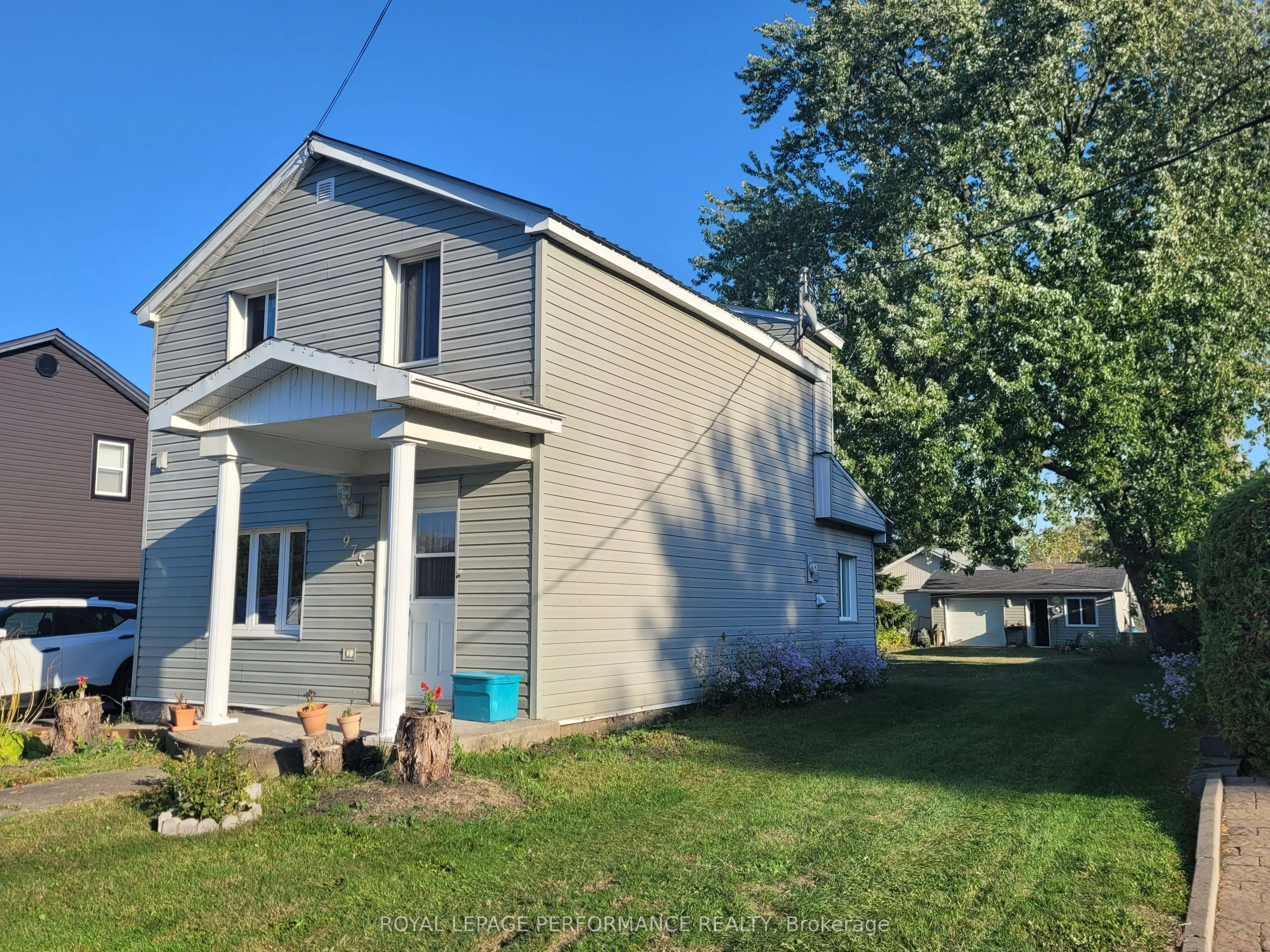 975 Queen Street