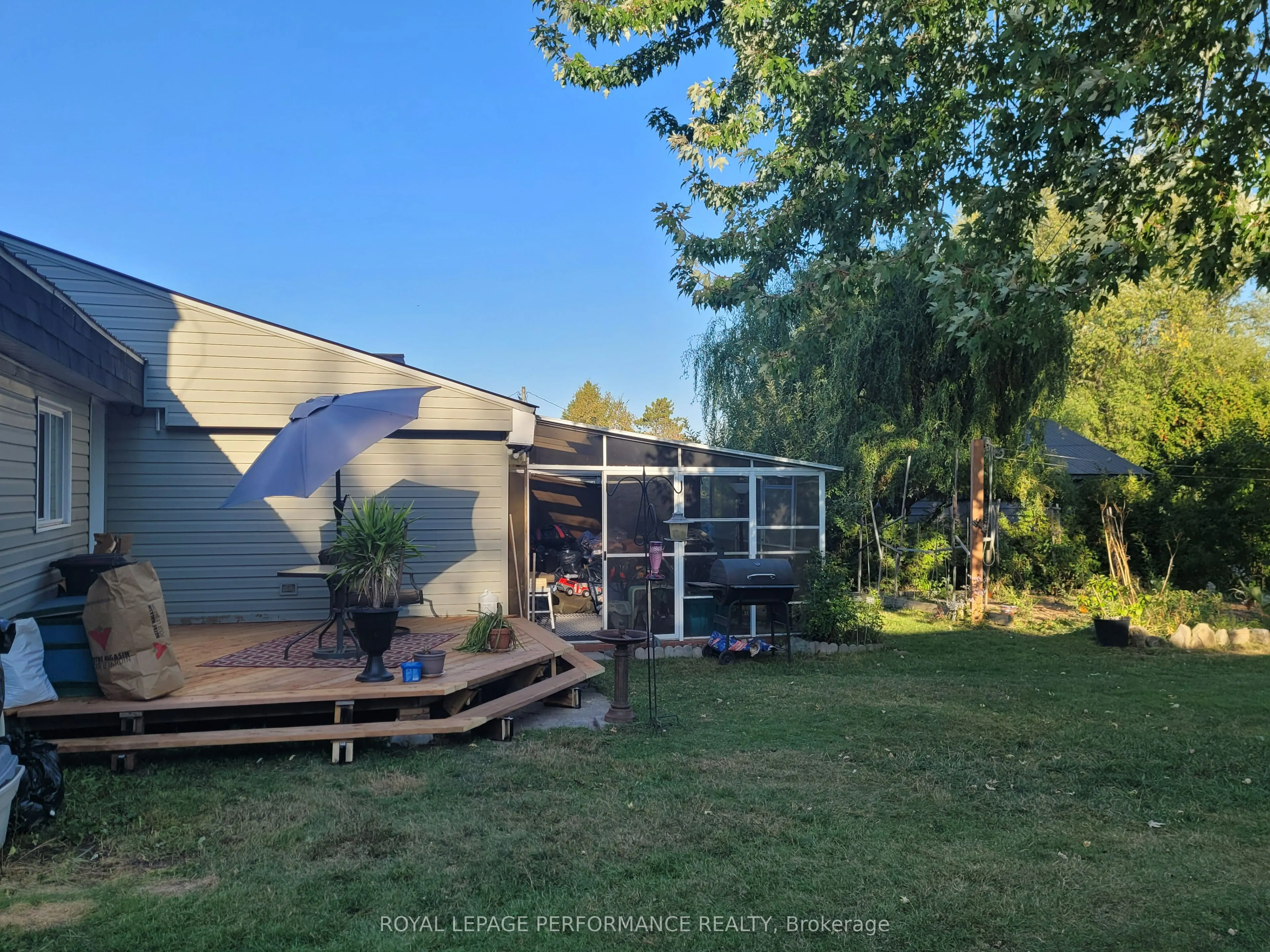 975 Queen Street