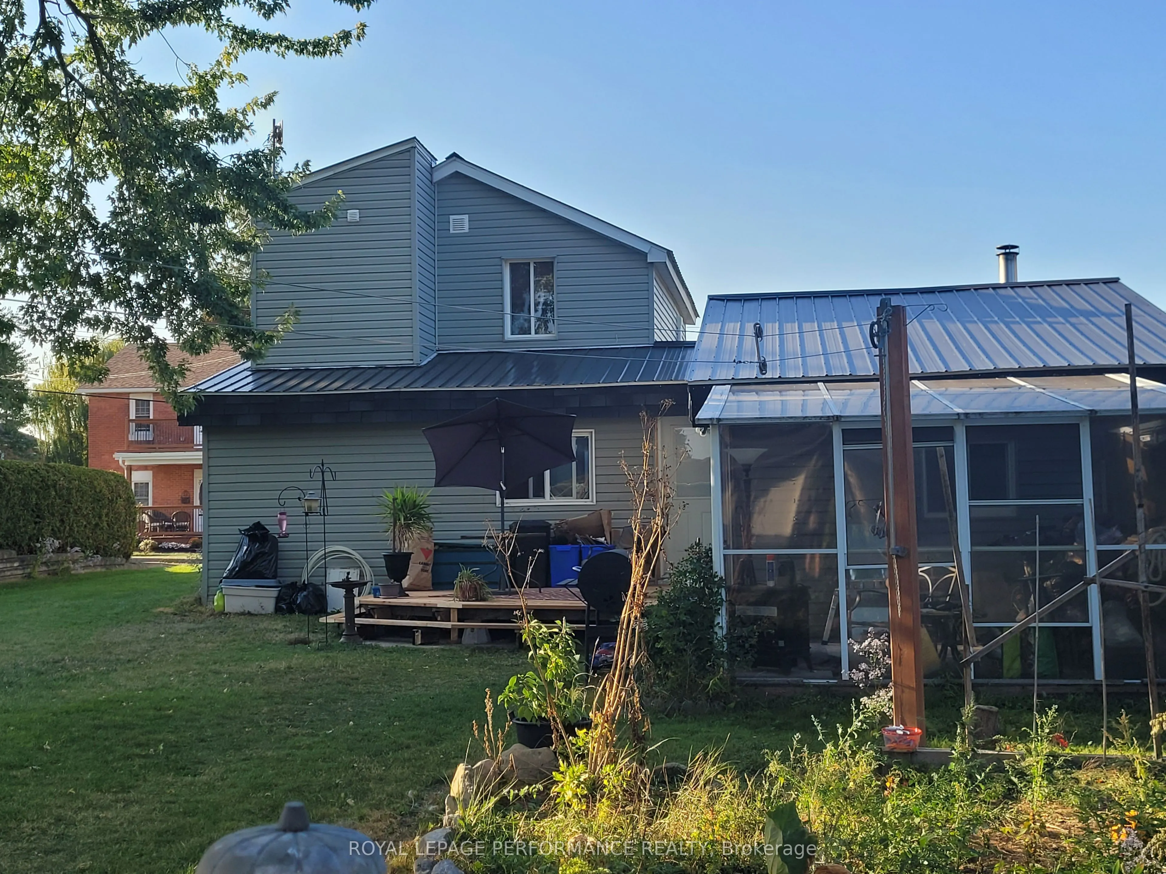 975 Queen Street