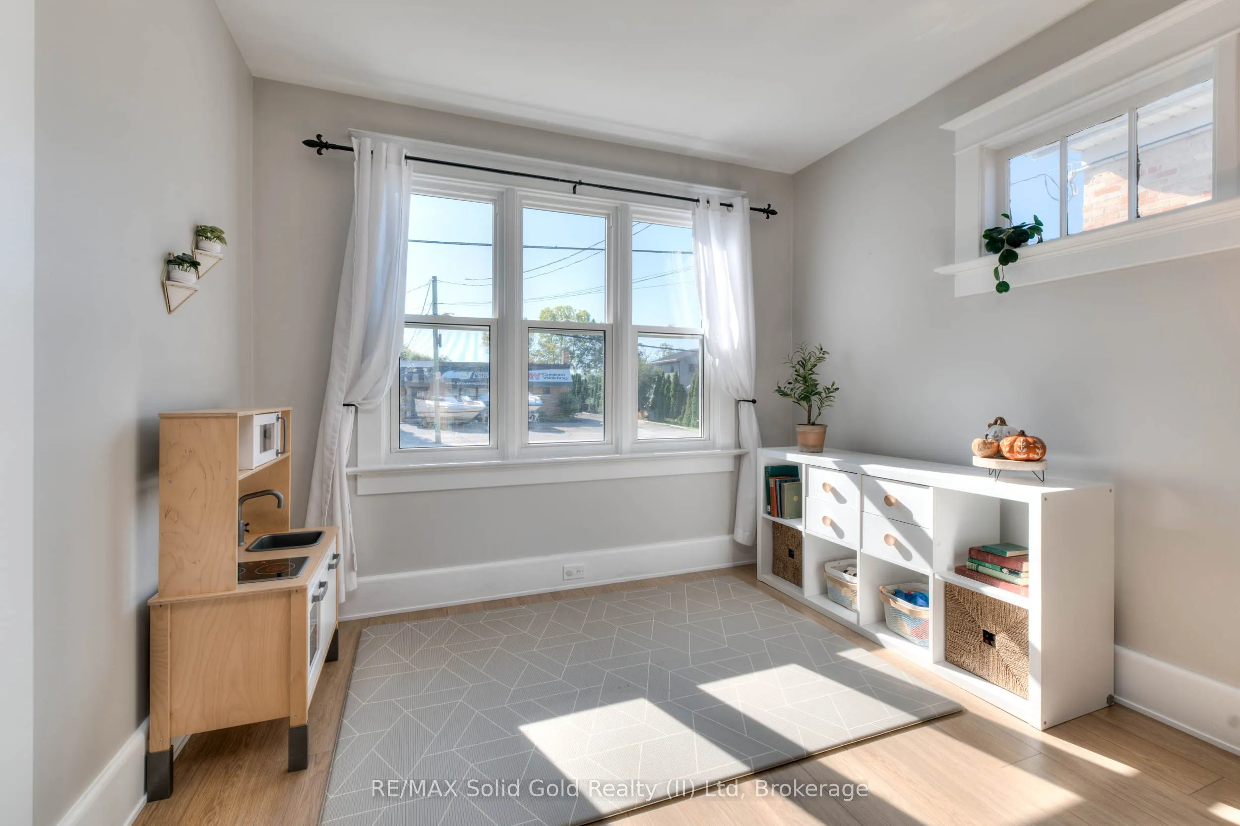 33 Bloomingdale Road N