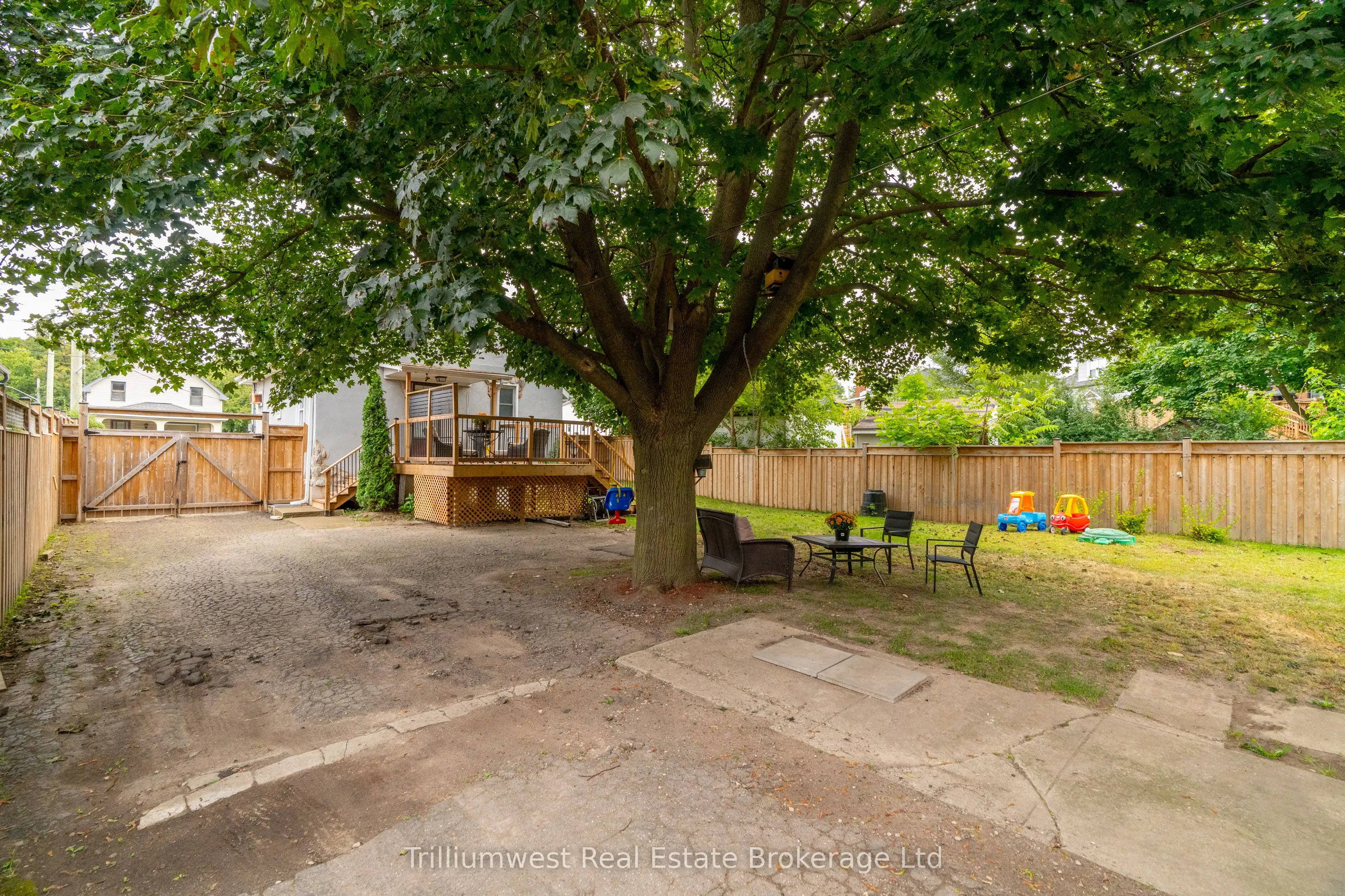 194 Dundas Street N