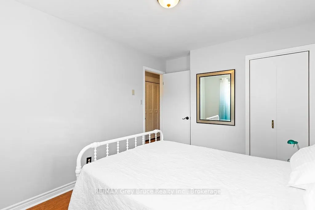 563 21 Street W