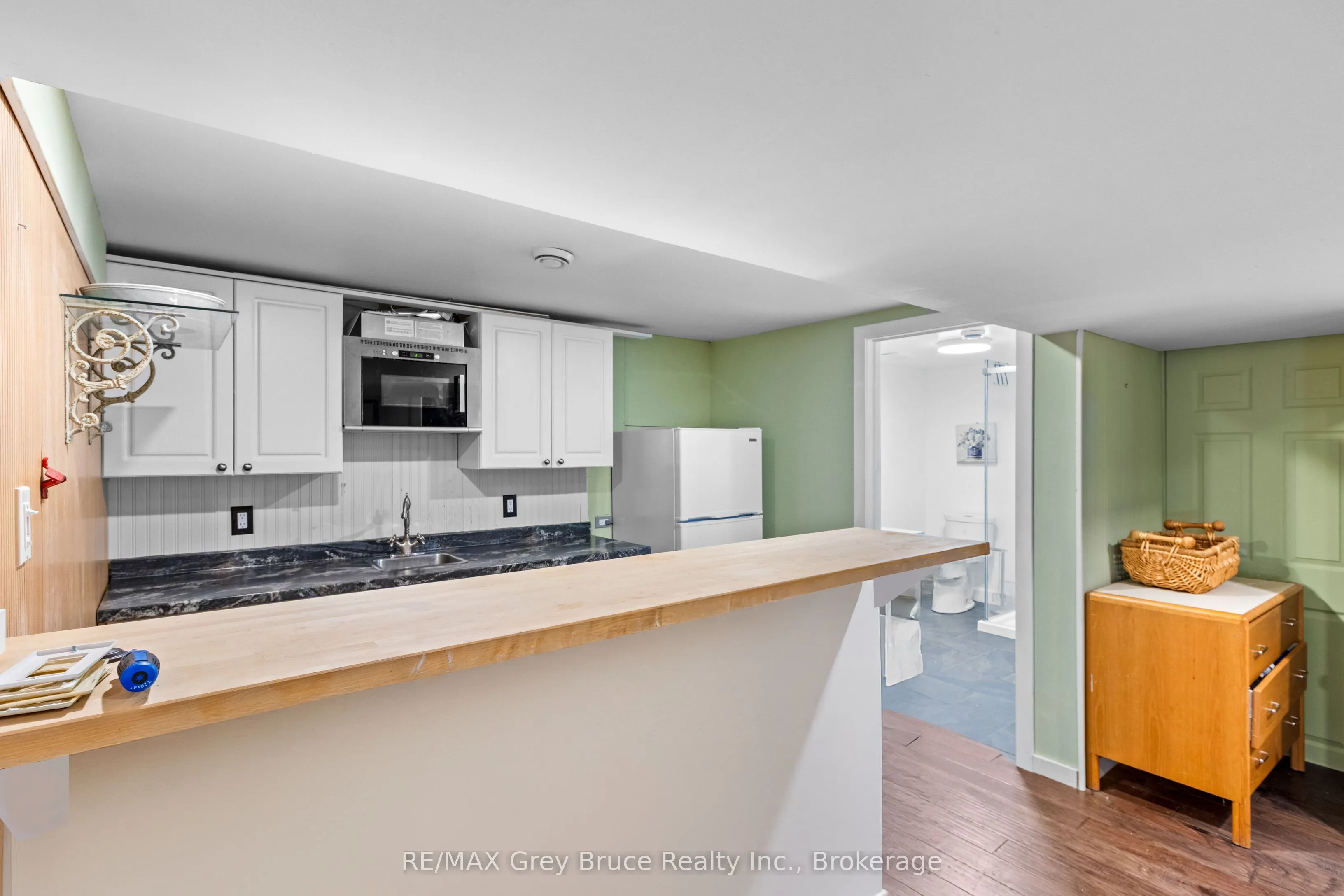 563 21 Street W