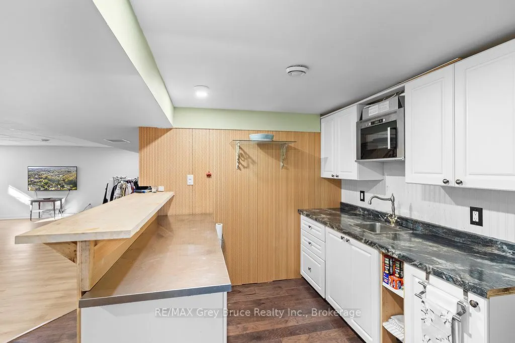 563 21 Street W