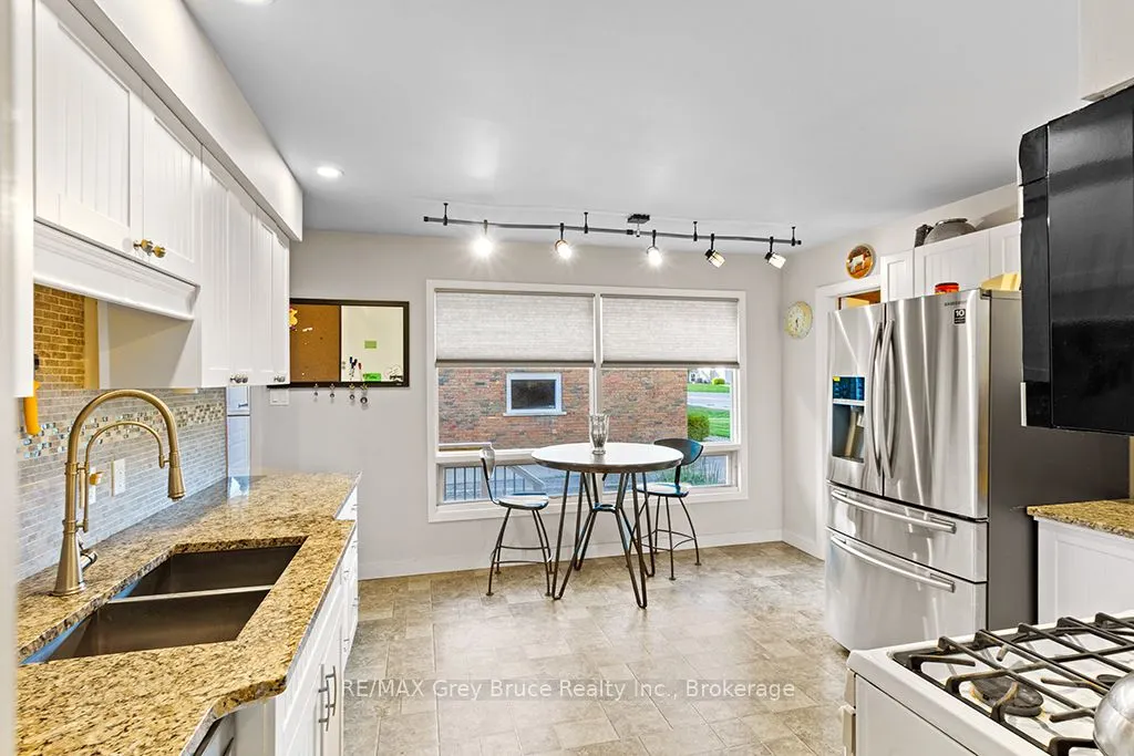 563 21 Street W